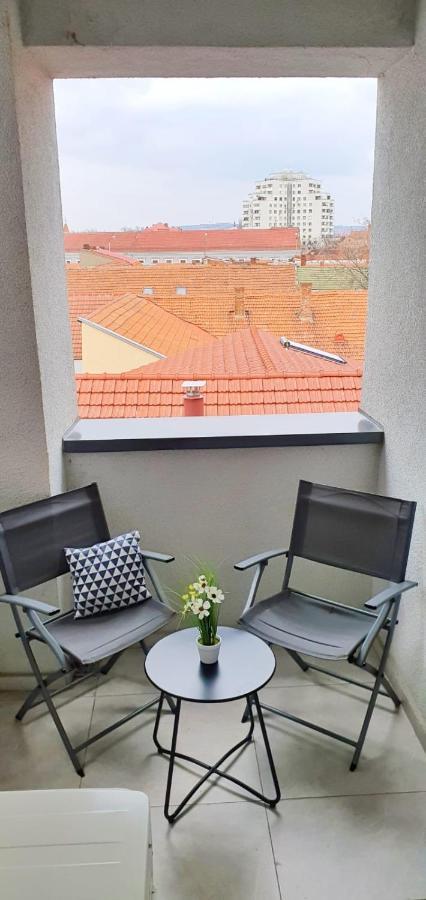 Charlotte Piata Unirii - Free Private Parking 2Bedrooms Apartment Oradea Bagian luar foto