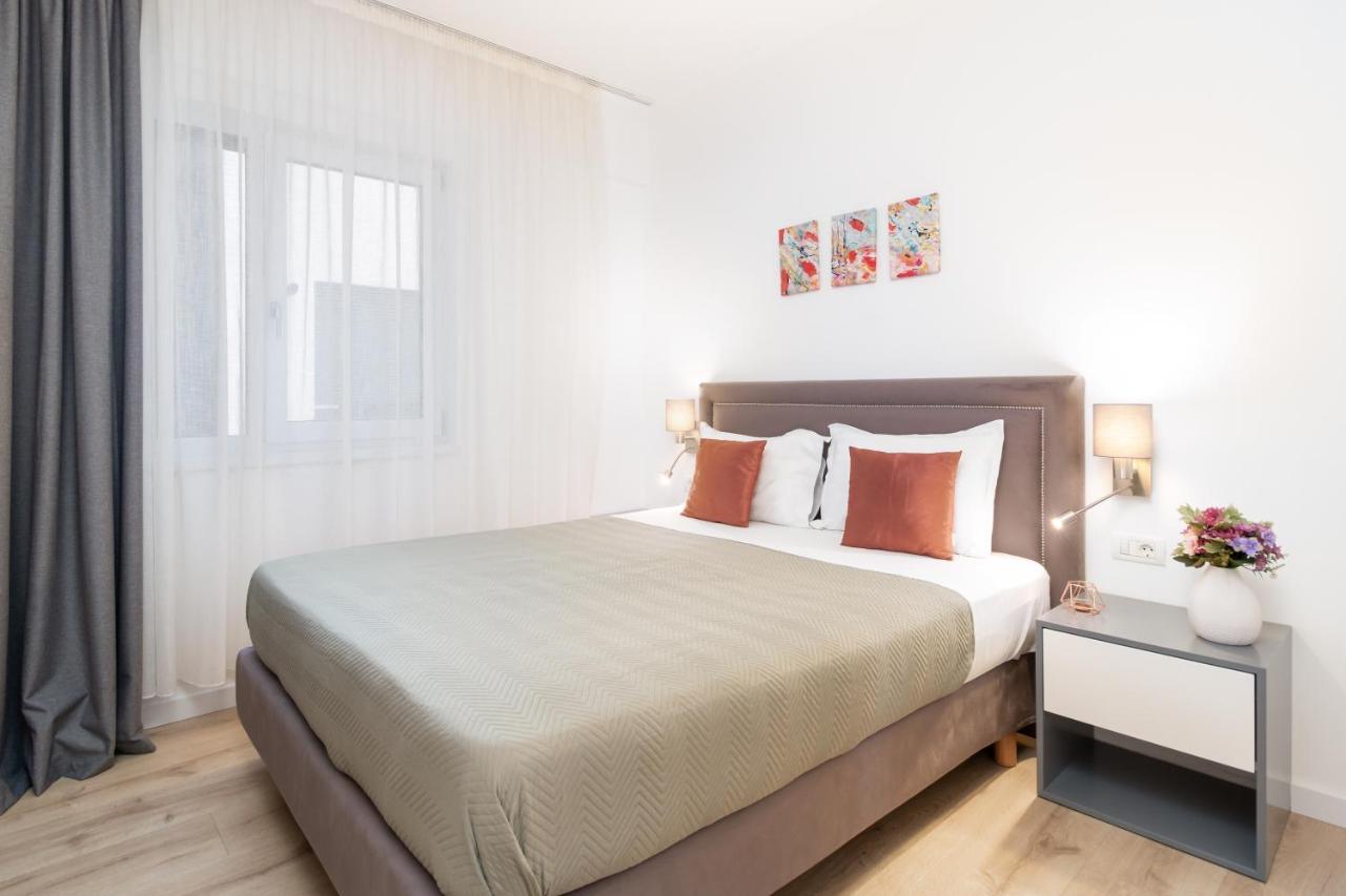 Charlotte Piata Unirii - Free Private Parking 2Bedrooms Apartment Oradea Bagian luar foto