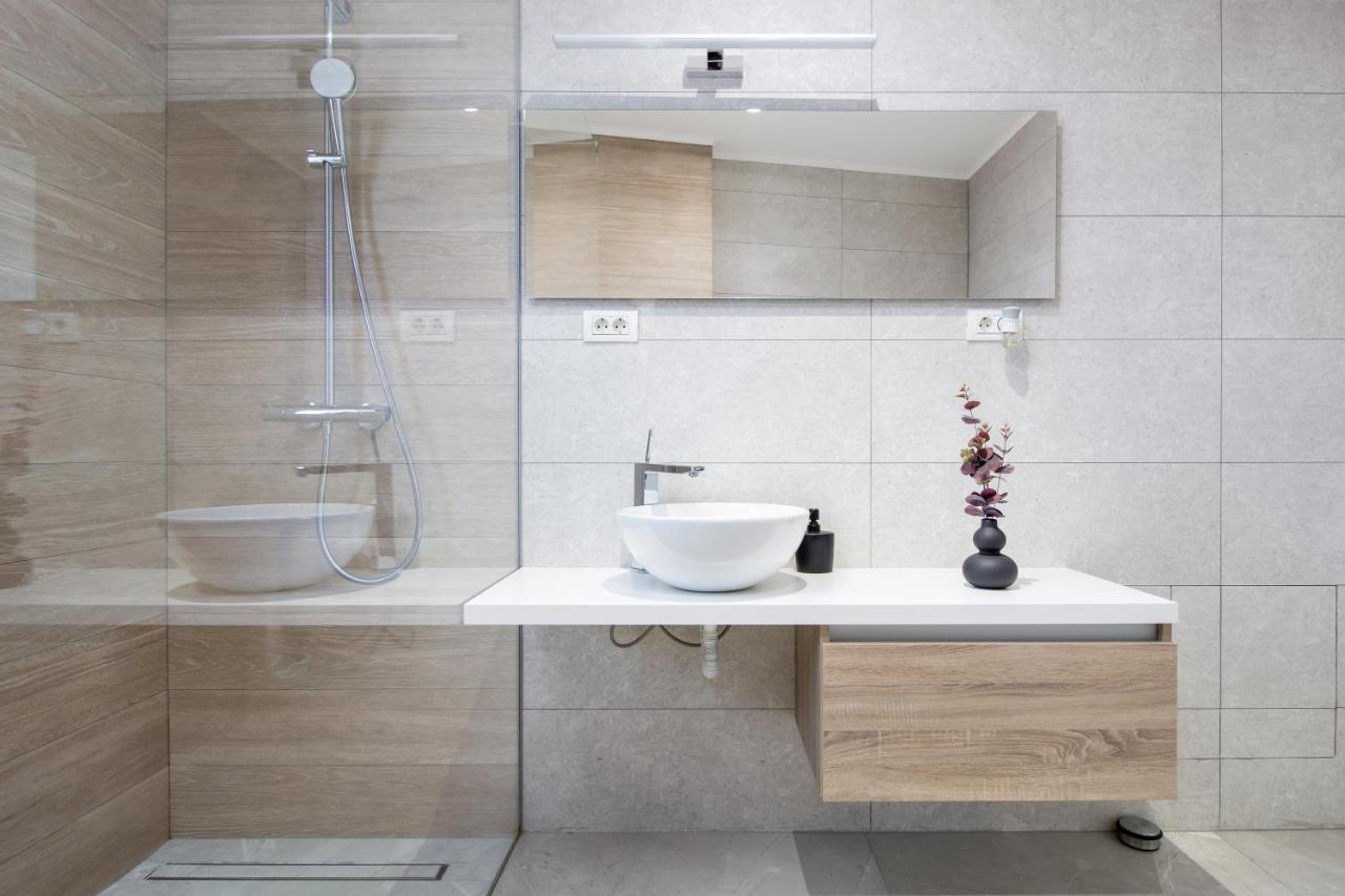 Charlotte Piata Unirii - Free Private Parking 2Bedrooms Apartment Oradea Bagian luar foto