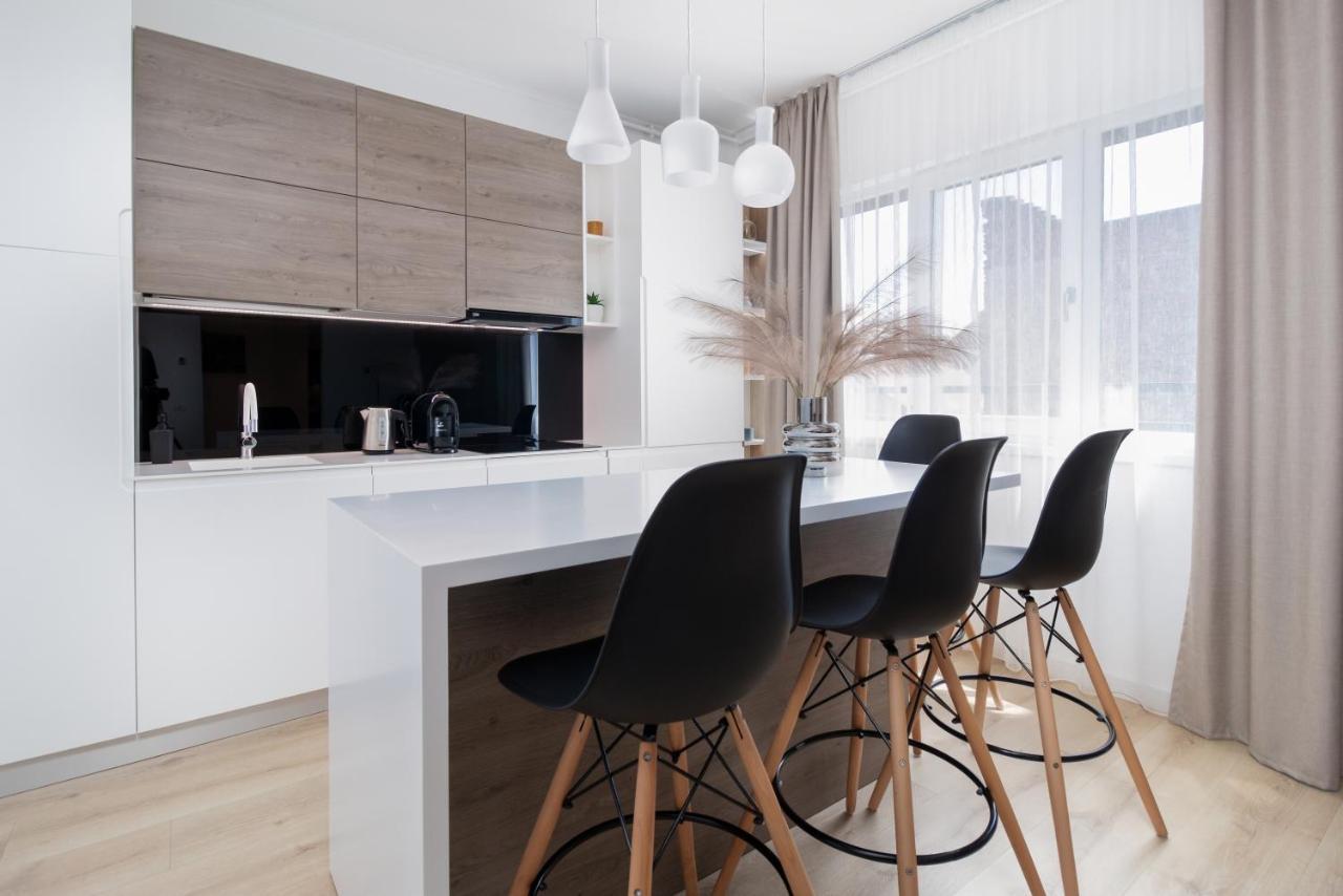 Charlotte Piata Unirii - Free Private Parking 2Bedrooms Apartment Oradea Bagian luar foto
