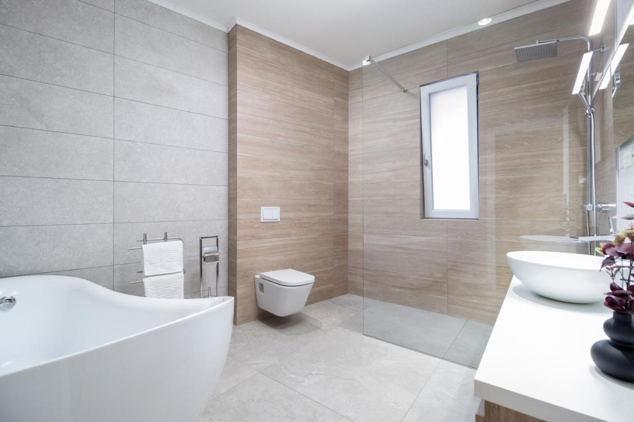 Charlotte Piata Unirii - Free Private Parking 2Bedrooms Apartment Oradea Bagian luar foto