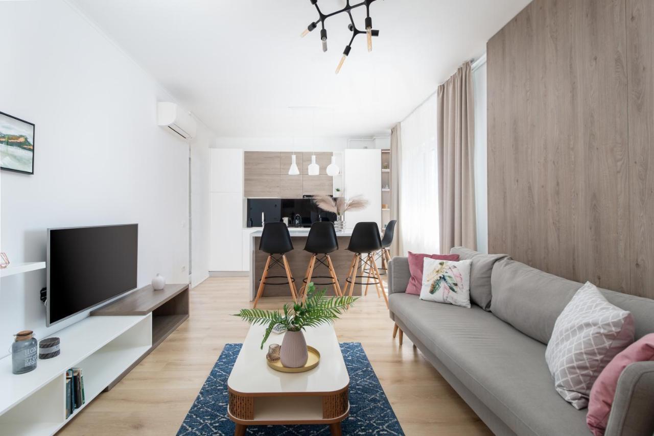 Charlotte Piata Unirii - Free Private Parking 2Bedrooms Apartment Oradea Bagian luar foto