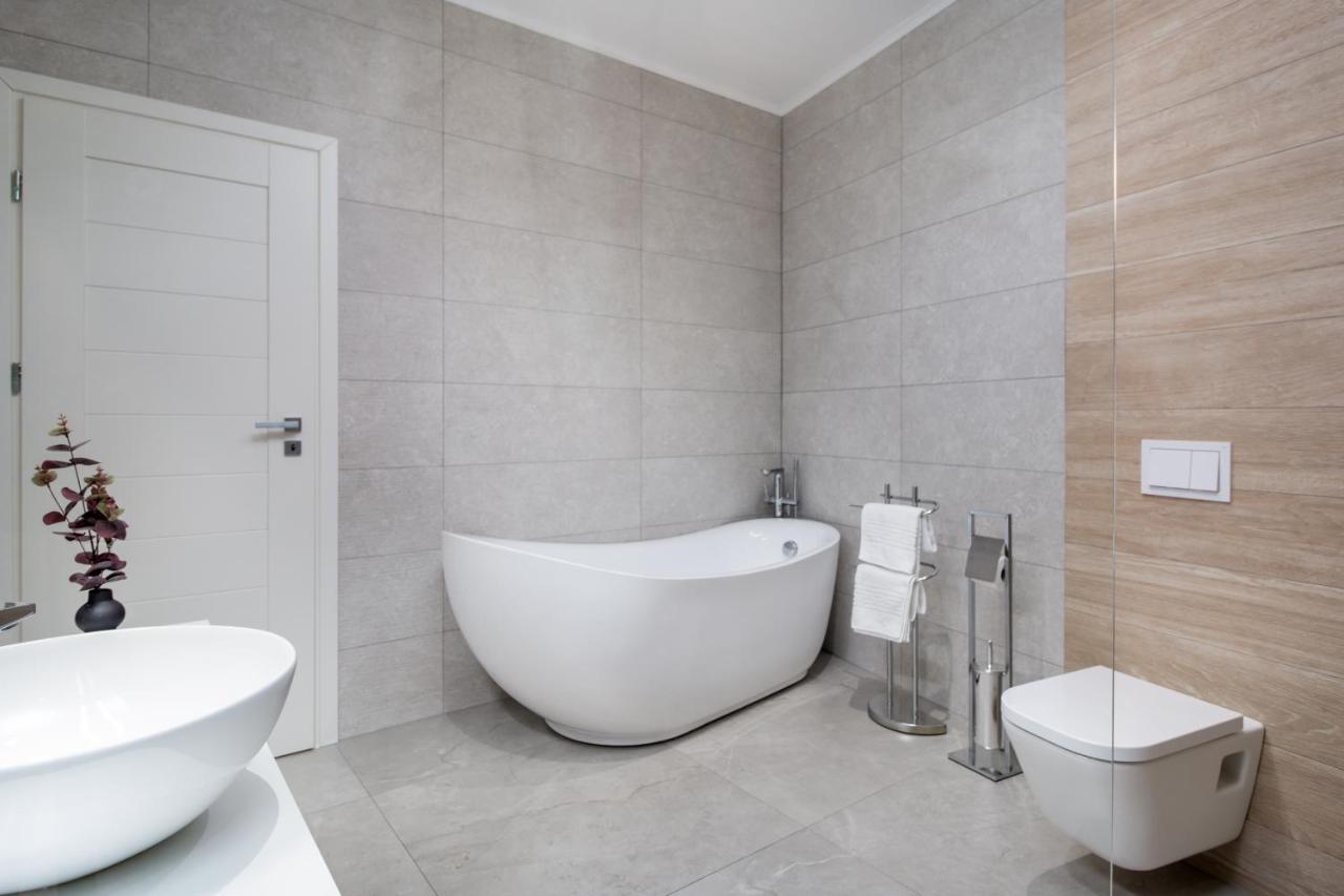 Charlotte Piata Unirii - Free Private Parking 2Bedrooms Apartment Oradea Bagian luar foto