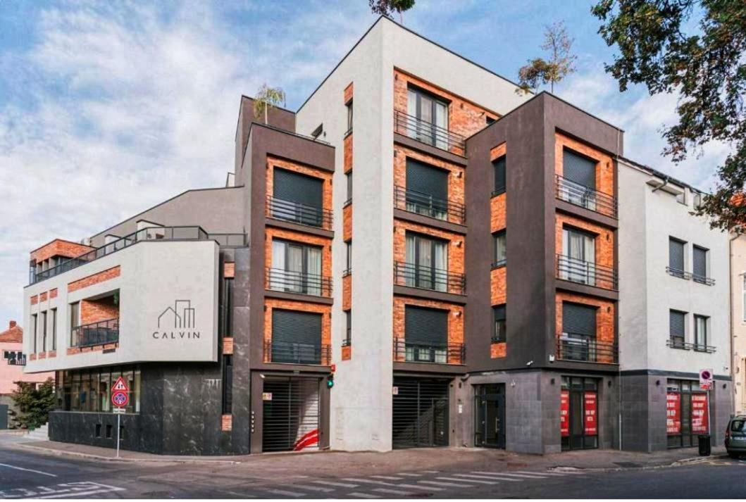 Charlotte Piata Unirii - Free Private Parking 2Bedrooms Apartment Oradea Bagian luar foto